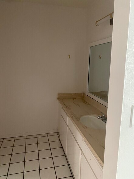 Building Photo - 313 Ocean Front Walk
