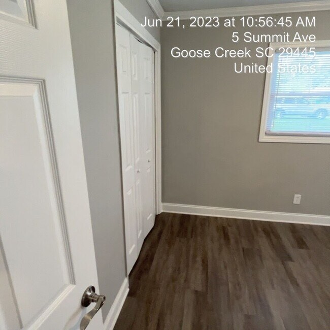 Building Photo - Relaxed Living with Spacious Yard in Goose...