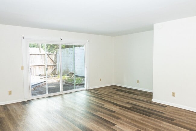 Building Photo - Spacious Two Bedroom Townhome