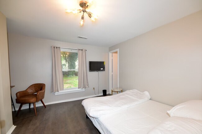 Building Photo - 912 Charlotte St