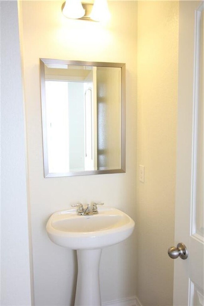 Building Photo - Beautiful one story brick home!