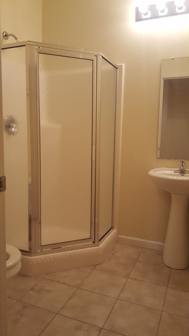 Building Photo - 5 Bed 3.5 Bath Townhome Now Available!