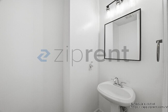 Building Photo - 584 Windsor St SW