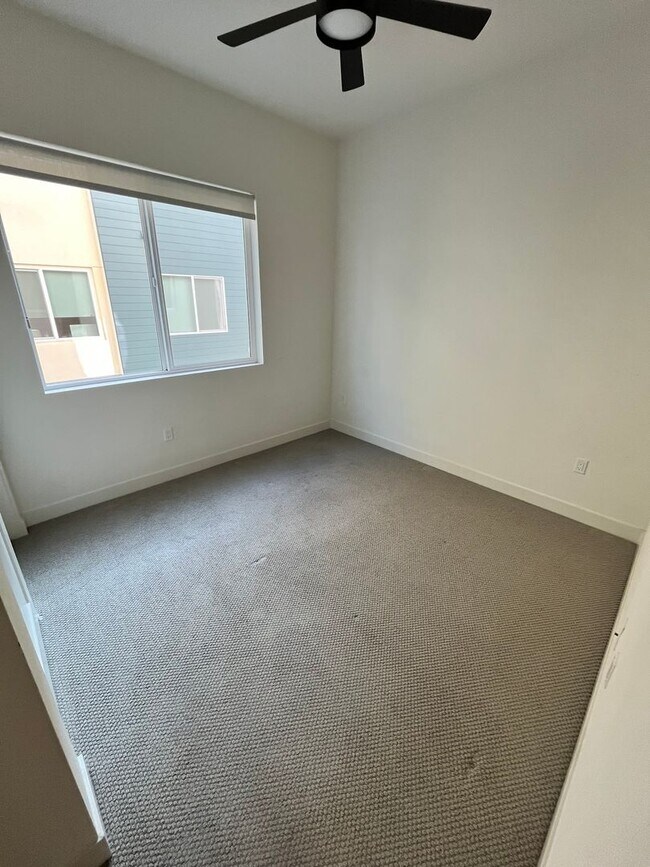 Building Photo - Modern Mission Valley Condo Near Civita Park