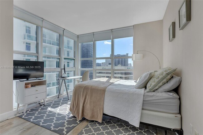 Building Photo - 950 Brickell Bay Dr