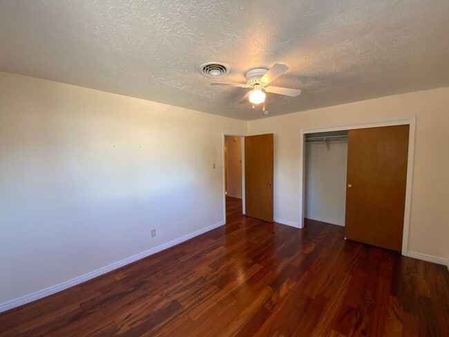 Building Photo - 3 Bedroom Single Story Home Available Near...