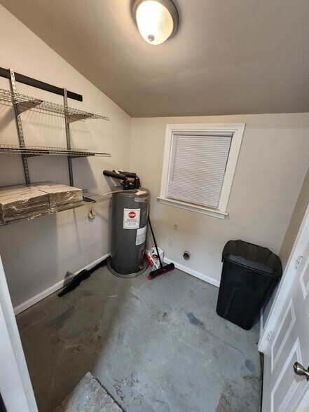 Laundry room - 2724 Mapleton Ave