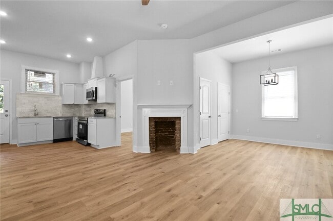 Building Photo - 826 W Victory Dr