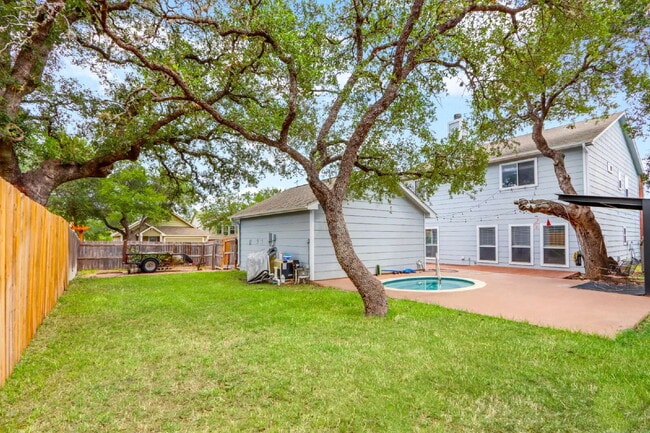 Building Photo - "Spacious 6-Bedroom Haven with 4 Full Baths and Hot Tub!"