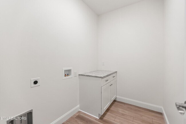Building Photo - Powell 37849 - 4 Bedroom, 3 bath Condo - Contact Lisa Vineyard and Shannon Russell (865) 216-9334