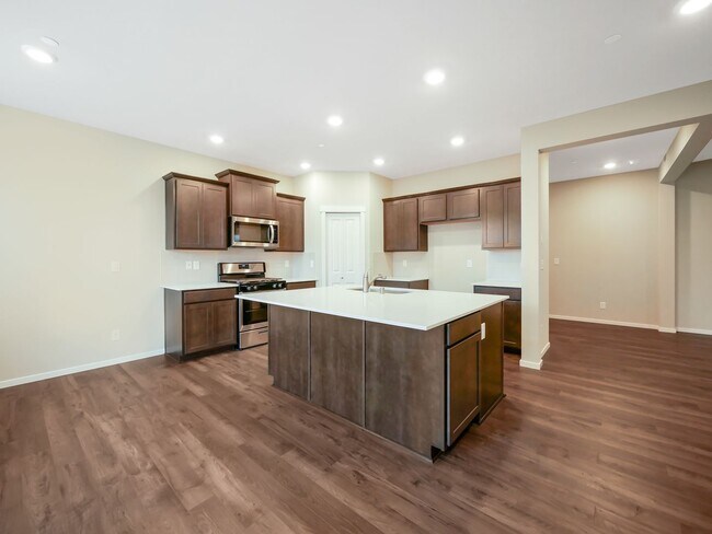 Building Photo - 4 Bed and 2.5 Bath Stunning Single-family ...