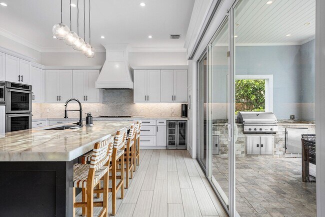 Building Photo - 2100 Notre Dame Dr