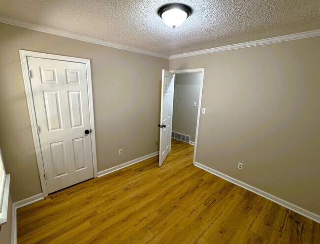 Building Photo - 2250 Lake Hill Ct