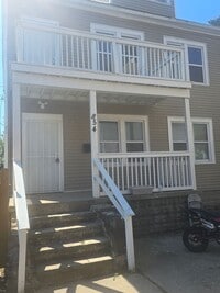 Building Photo - Three Bed 1 Bath Apartment for Rent!