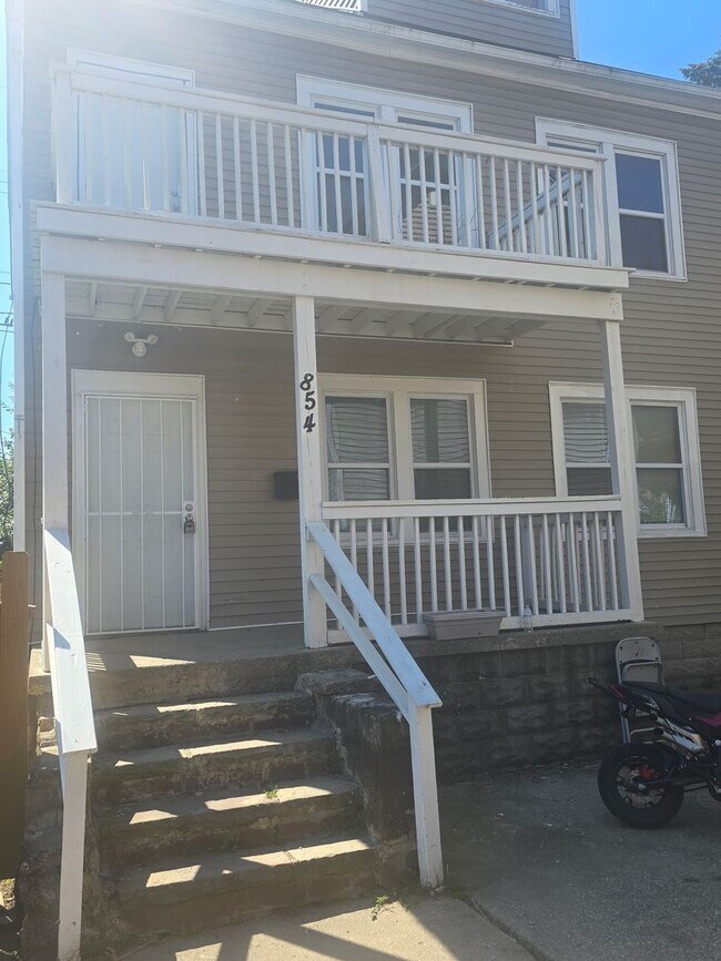 Primary Photo - Three Bed 1 Bath Apartment for Rent!