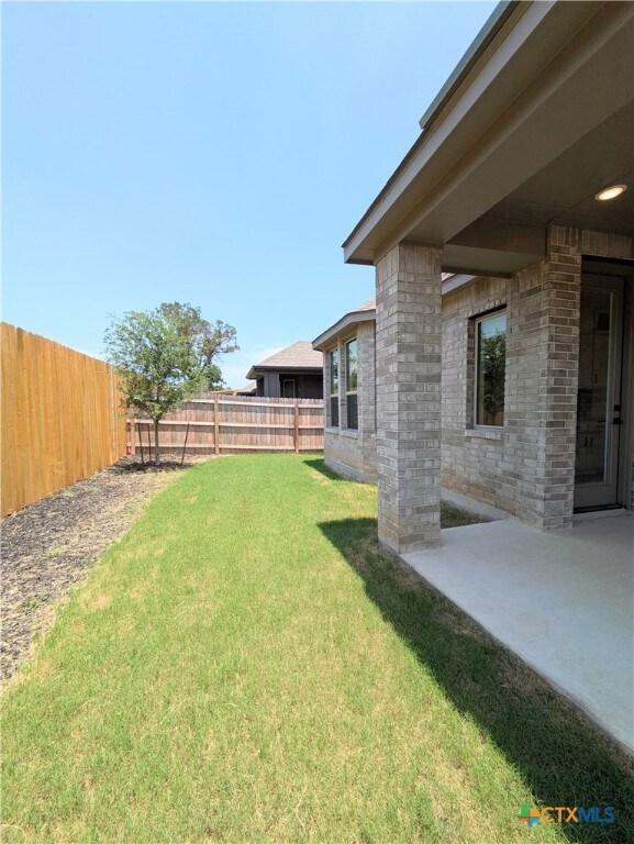 Building Photo - 1005 Easy Gruene