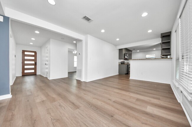Building Photo - 1108 Wakefield Dr