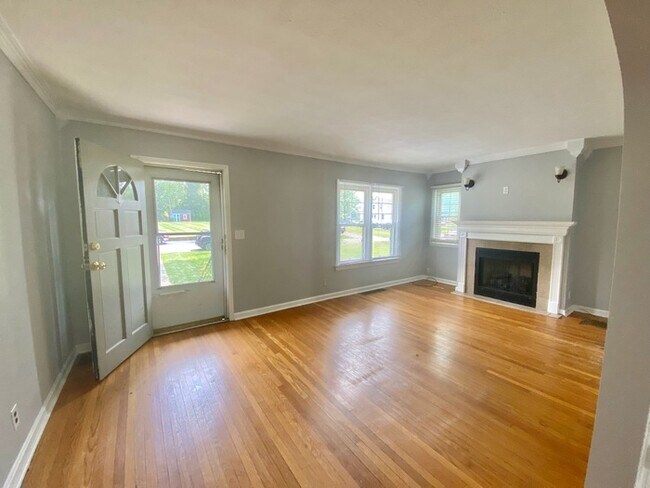 Building Photo - Adorable Remodeled 3 Bedroom Cape Cod!