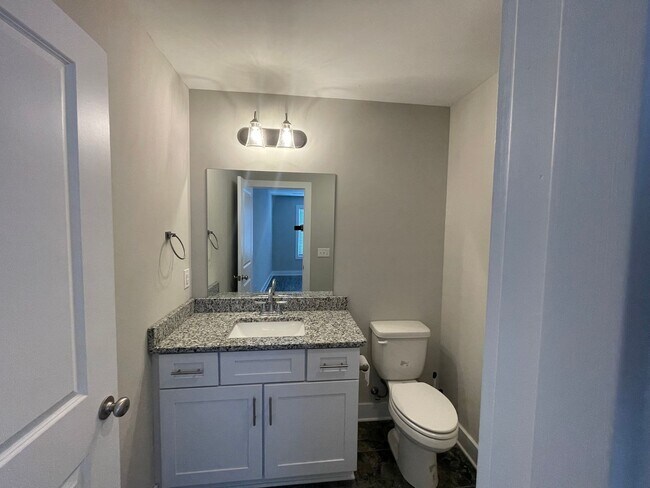 Building Photo - Gorgeous Townhome-English Commons