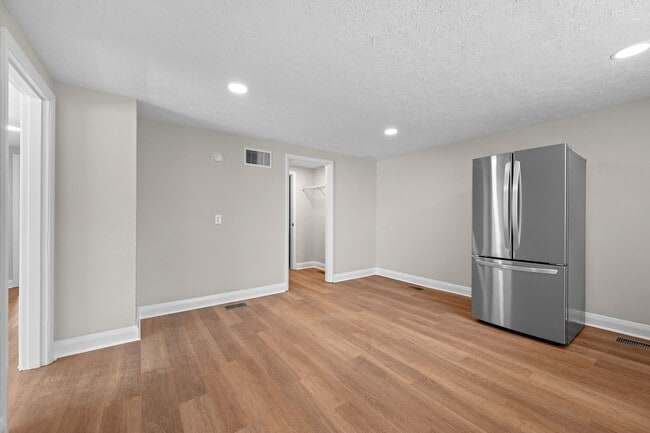 Building Photo - 805 McCausland St