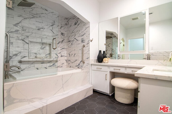 Building Photo - 137 N Poinsettia Pl