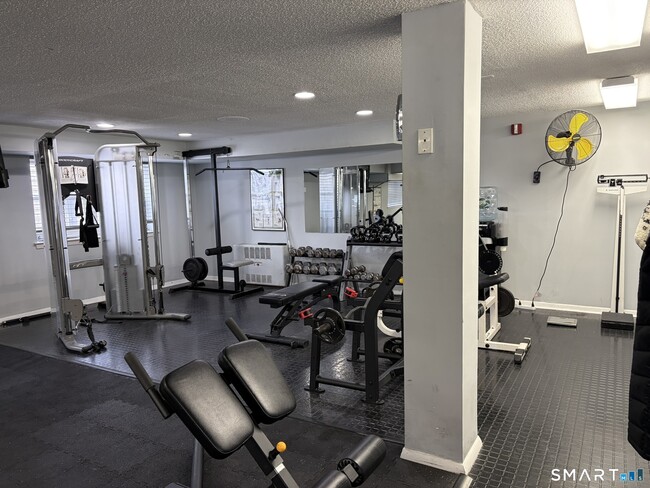 Building Photo - 893 Farmington Ave