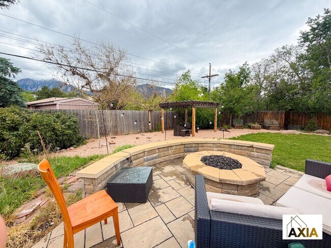 Building Photo - 5BD/3BA in Martin Acres w/a Backyard Oasis!