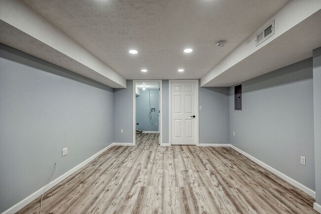 Building Photo - Grand Ave Duplex