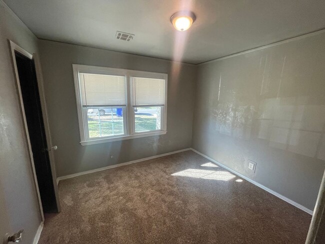 Building Photo - 3 bed, 1 bath , beautiful wood floors, fen...