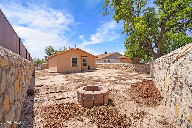 Building Photo - 871 Luisa Guerra Dr