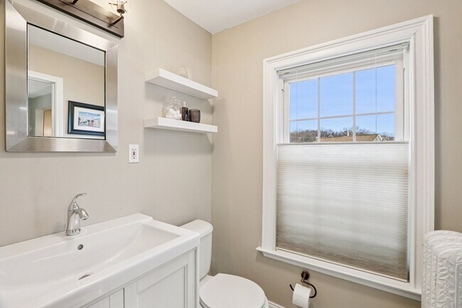 Building Photo - 39 Forest St