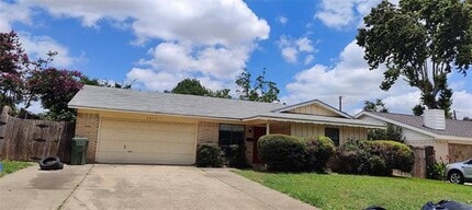 Building Photo - 2413 Royal Dr