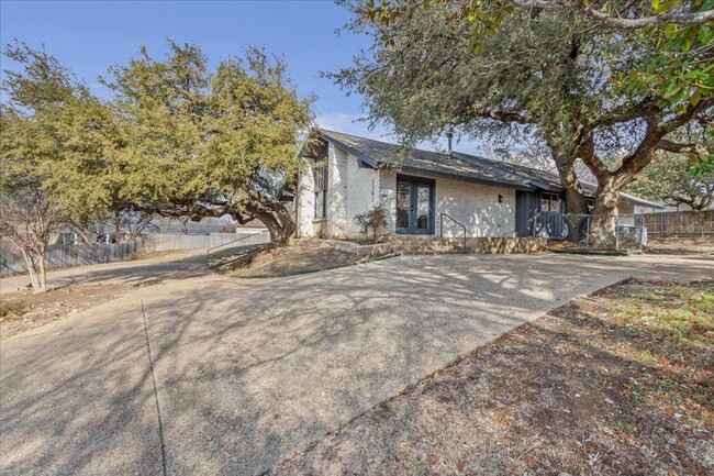 Building Photo - Single-Family Home in Woodway, TX *Leasing...