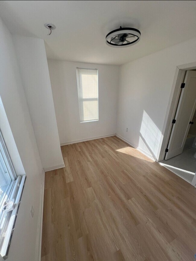 Building Photo - All Utilities INCLUDED - 6 Rooms for Rent - $450/mo -$800/mo