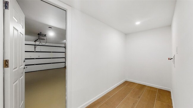 Building Photo - 706 Longacre Ave