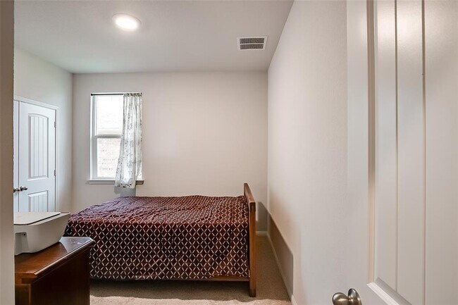 Building Photo - 908 Vogel Dr