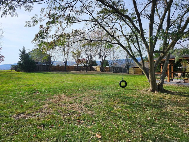 Building Photo - Large 4 BR, 2 Bath Country Home and Workshop