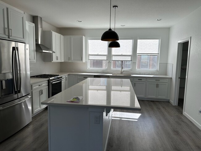 Building Photo - Stunning 3 bed/3 bath unit for rent.  WILL...