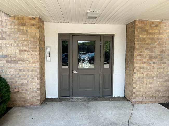 Building Photo - 15 Shadowbrook Ln