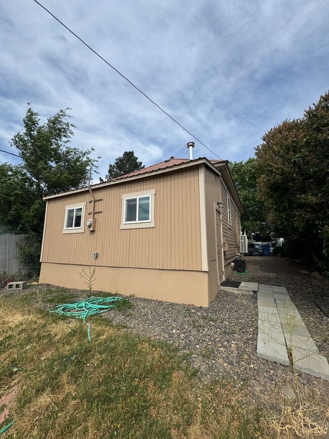 Building Photo - Beautifully Remodeled House