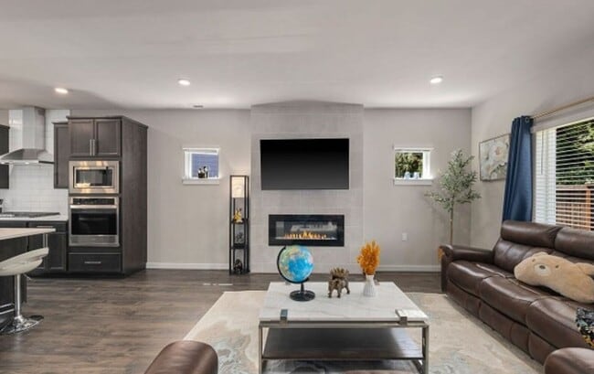 Building Photo - Modern 4-Bed Home in Northshore School District with A/C