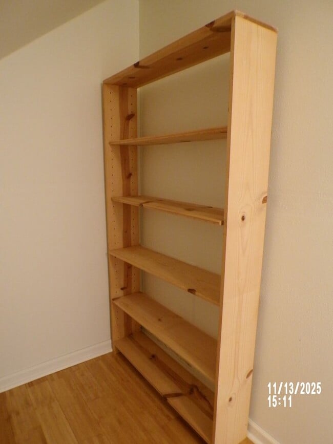 Building Photo - Charming house close to parks