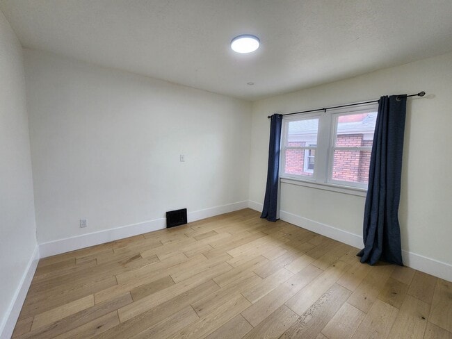 Building Photo - East Bench Luxury Bungalow - Fully Renovated and STUNNING!