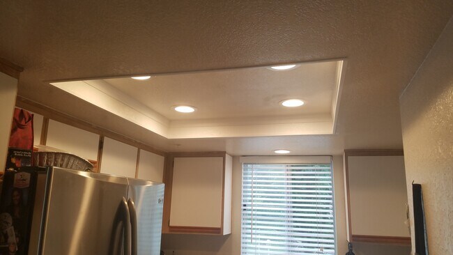 Building Photo - 235 S Cross Creek Rd