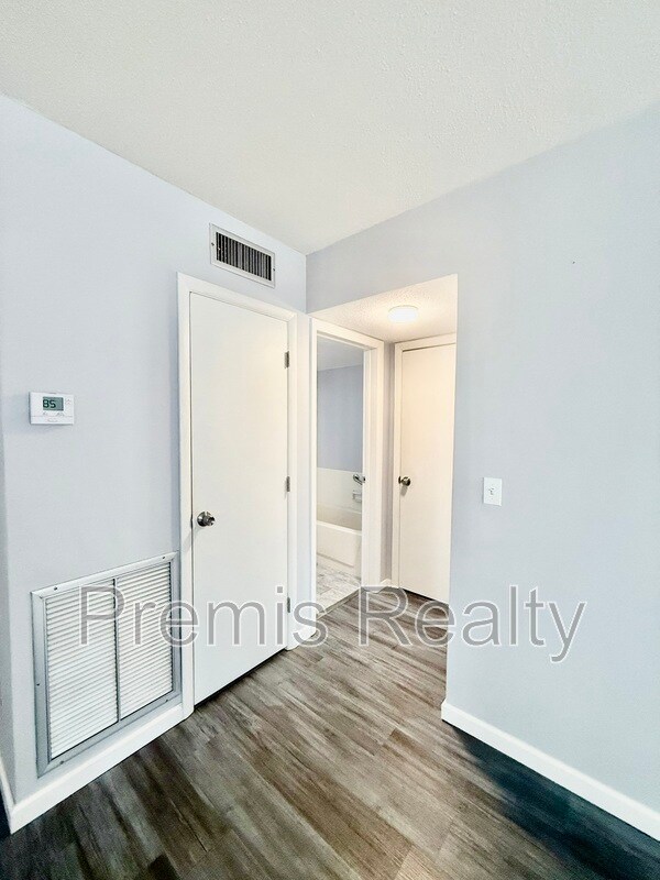 Building Photo - 250 Rosery Rd NW