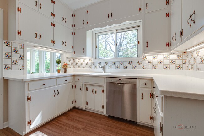 Building Photo - 544 Ravine Ave