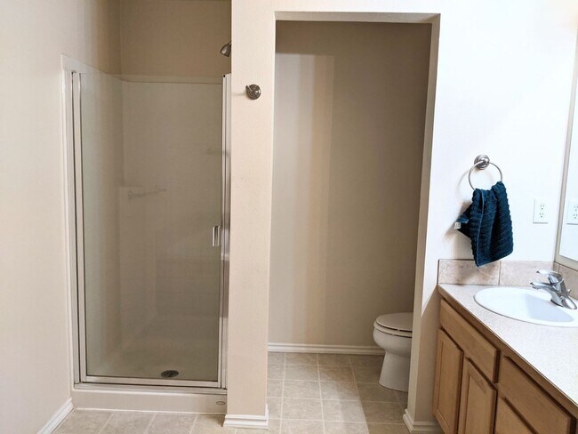 Building Photo - Beautiful Two Bedroom Condo