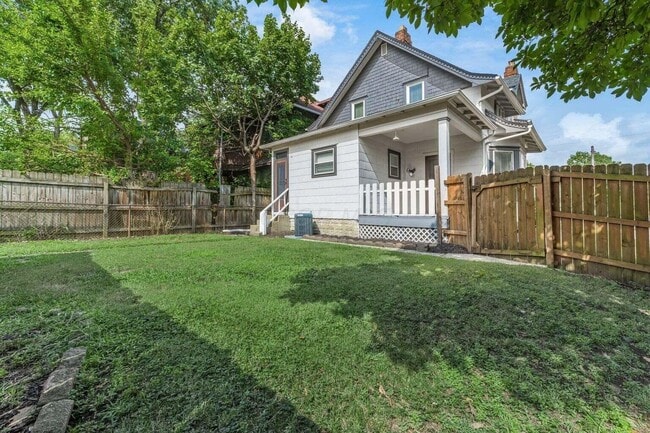 Building Photo - 2339 Summit St