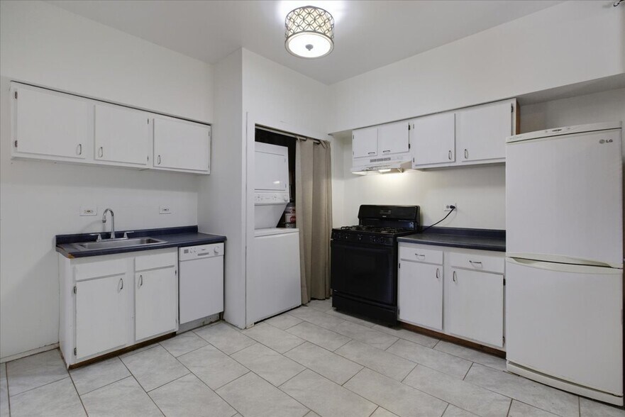 Building Photo - 4008 N Southport Ave