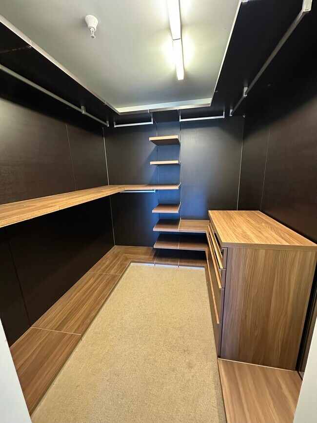 Building Photo - 6250 Hollywood Blvd